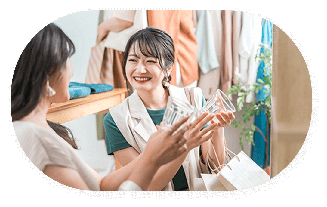 グラスを持って話す女性